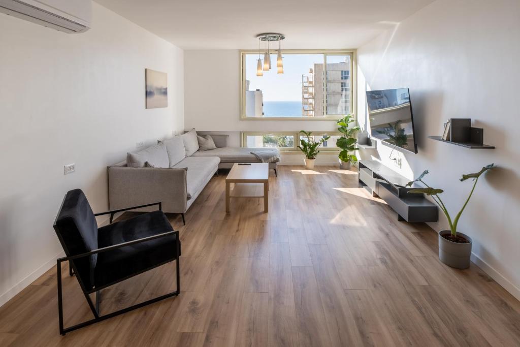 Roof Top 3 Floors – דירת גג נופש בנתניה