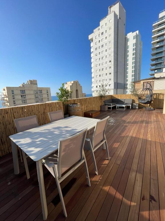 Roof Top 3 Floors – דירת גג נופש בנתניה