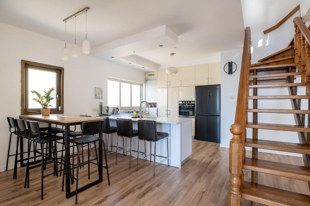Roof Top 3 Floors – דירת גג נופש בנתניה